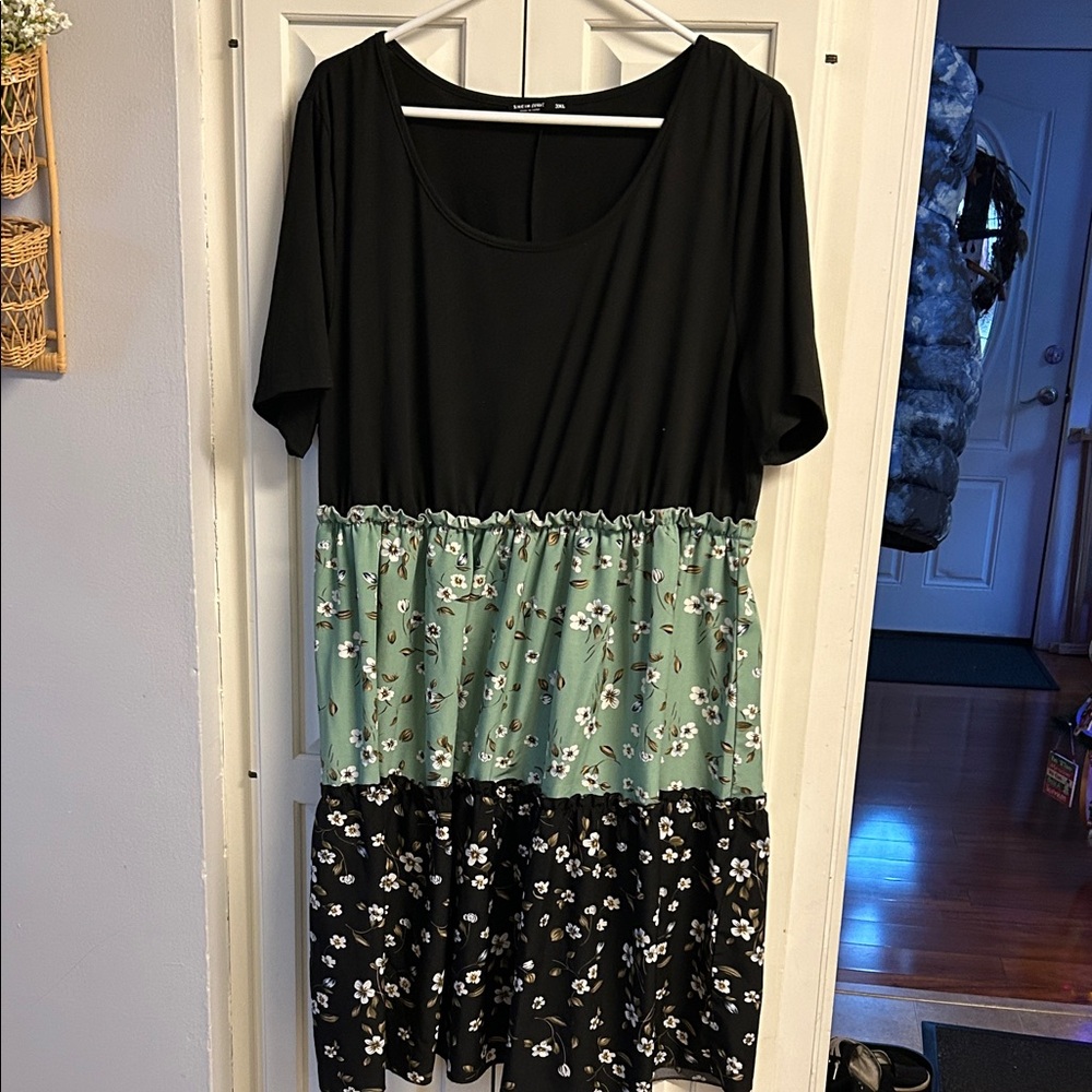 Black and Green Floral Tiered Dress 3x - Picture 1 of 4
